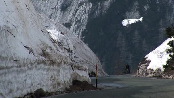 Course cycliste à travers la Slovénie . — Video