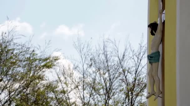 Statue de Jésus accrochée au mur — Video