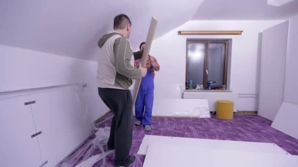 Männer bauen neue Möbel auf — Stockvideo