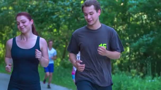 Un jeune couple fait du jogging — Video