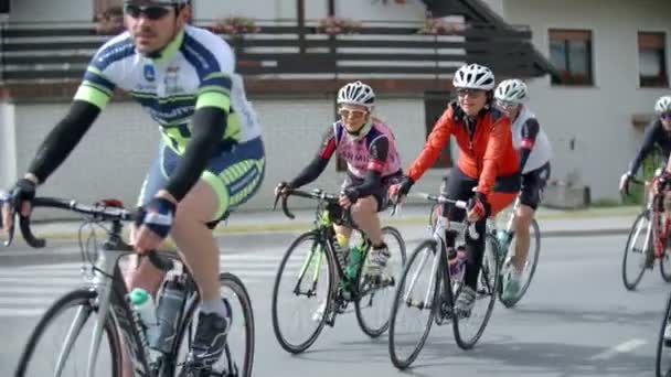 Ciclistas andando em uma maratona de bicicleta na Eslovênia — Vídeo de Stock