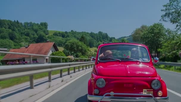 Автомобиль проезжает несколько домов во время своего красного — стоковое видео