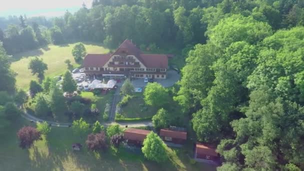 Hermoso restaurante está situado en el campo — Vídeo de stock