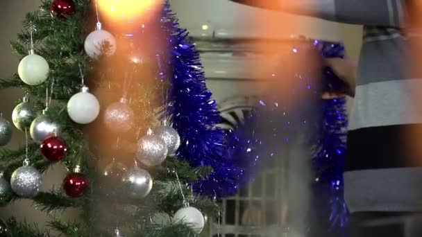 Hombre decorando árbol de Navidad — Vídeo de stock