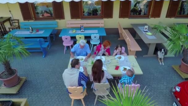 Familjen äter på en restaurang. — Stockvideo