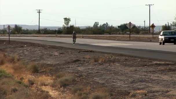 Concursante de ciclismo avanzando en pista — Vídeos de Stock