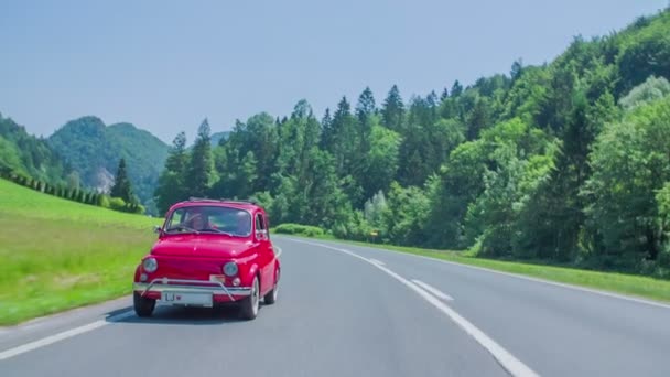 Eski model araba bir kavis yapıyor — Stok video