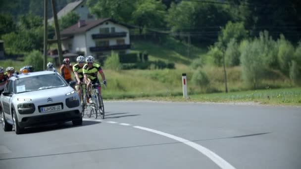 Radfahrer beim Radmarathon in Slowenien — Stockvideo