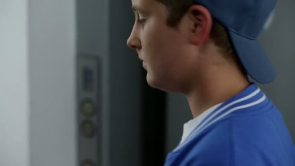 Bir asansör varış bekleyen genç — Stok video