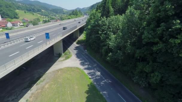 Voiture vintage passe devant une forêt — Video