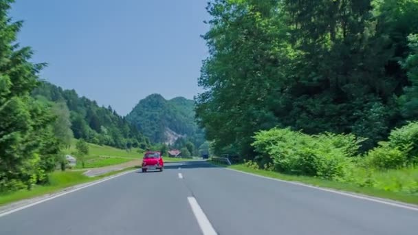 Автомобіль їде по заміській дорозі — стокове відео