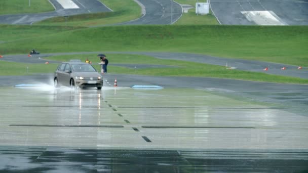 Coches paseos en pista de carreras — Vídeos de Stock