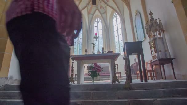 Pareja cristiana viene al altar de la iglesia — Vídeo de stock