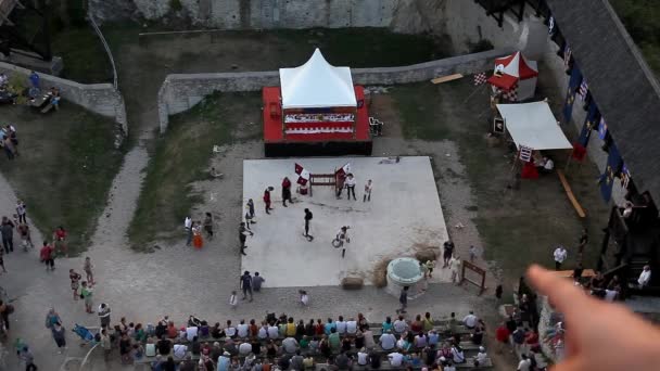 Festival medieval frente a un gran público — Vídeo de stock