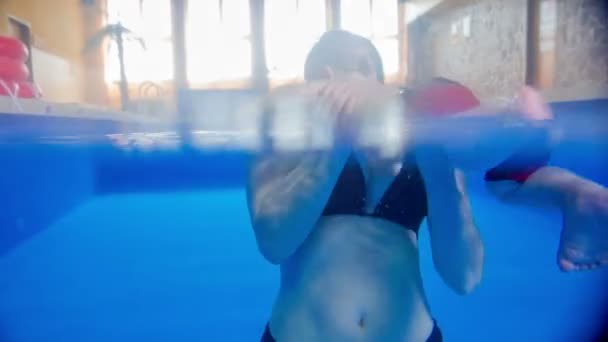 Anya gyermekével a medencében. — Stock videók