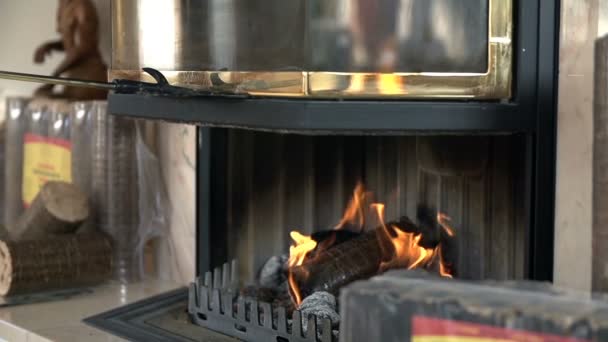 暖炉のそばでガラスの蓋を閉じる — ストック動画