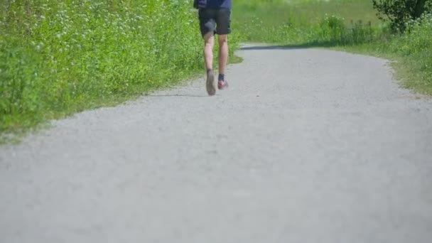 Woman is running and her boyfriend is jogging — Stock Video