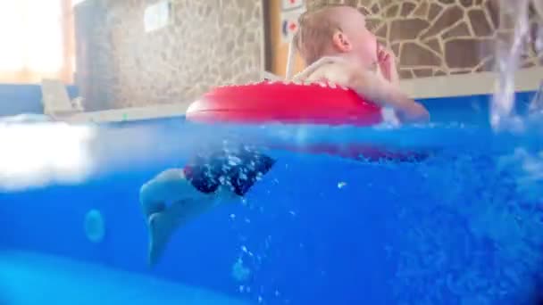 Mãe com criança na piscina . — Vídeo de Stock