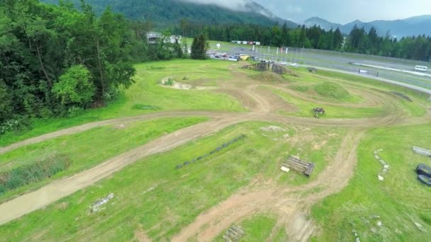 Водитель пикапа на дороге за городом — стоковое видео