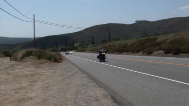 Circulation routière sur une vaste autoroute — Video