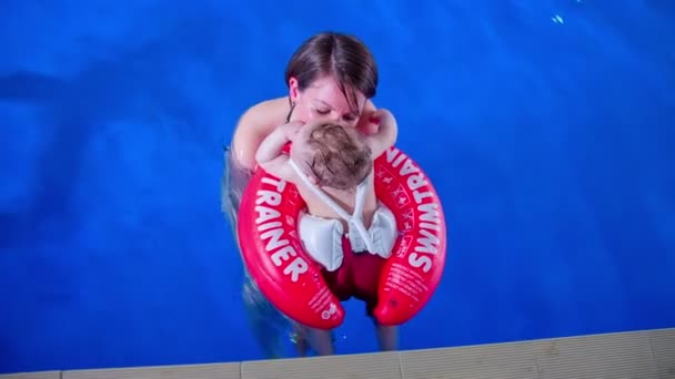 Mãe com criança na piscina . — Vídeo de Stock