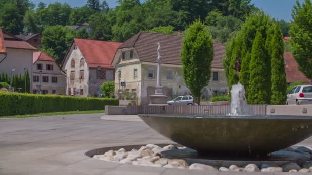 Wasserbrunnen in einer kleinen Stadt — Stockvideo