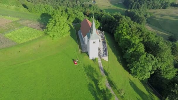 Chiesa isolata con paesaggio verde — Video Stock