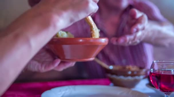 Femme met des pommes de terre sur son assiette — Video