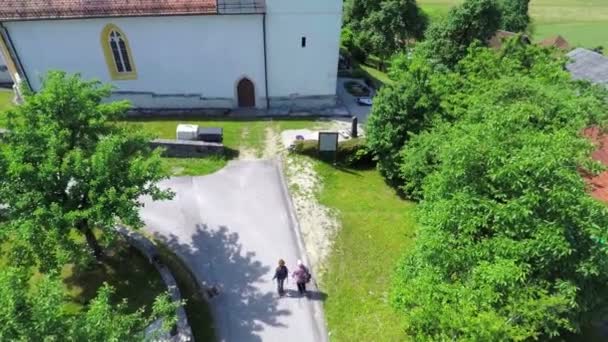 Das Paar nähert sich der Kirche — Stockvideo