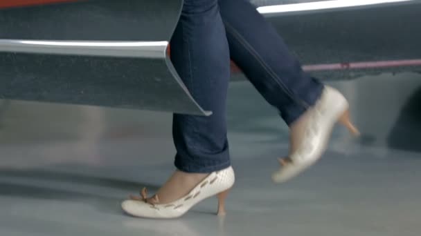 Mujer entrando coche rojo — Vídeos de Stock