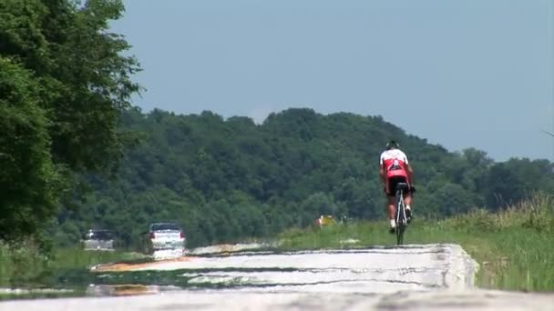 Na rowerze zawodnik awansując na torze — Wideo stockowe