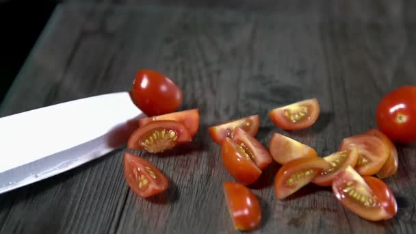 Людина вирізає овочі — стокове відео