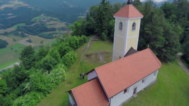 Excursionistas han visitado la iglesia — Vídeo de stock