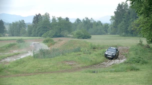 Car rides on dirty road — Stock Video