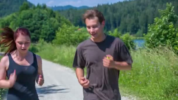 Pár együtt fut, és élvezi a beszélgetést — Stock videók