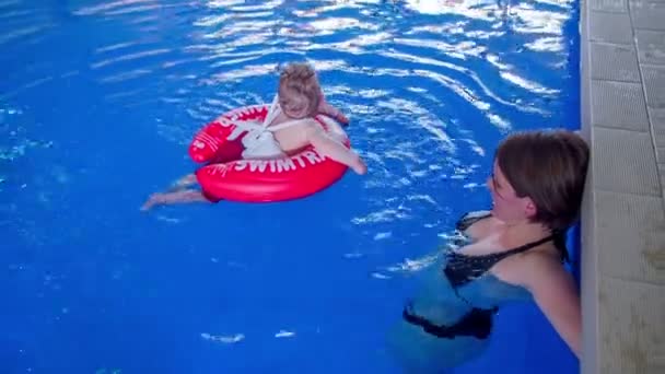 母亲带着孩子在游泳池里. — 图库视频影像