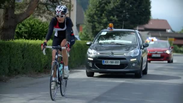 Fietsers rijden op een fiets marathon in Slovenië — Stockvideo