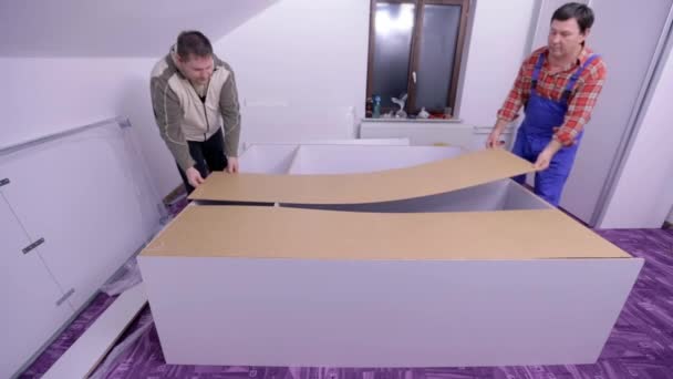 Män montering av nya möbler — Stockvideo