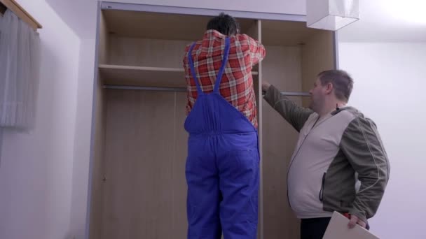 Männer bauen neue Möbel auf — Stockvideo