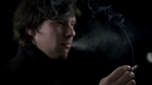 Homme fumant une cigarette — Video