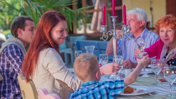 La familia está teniendo una comida maravillosa — Vídeo de stock