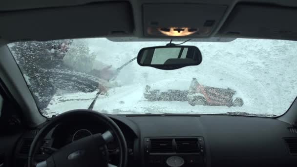 Mann putzt Windschutzscheibe — Stockvideo