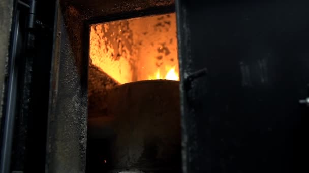 Fuego dentro de un gran horno — Vídeo de stock