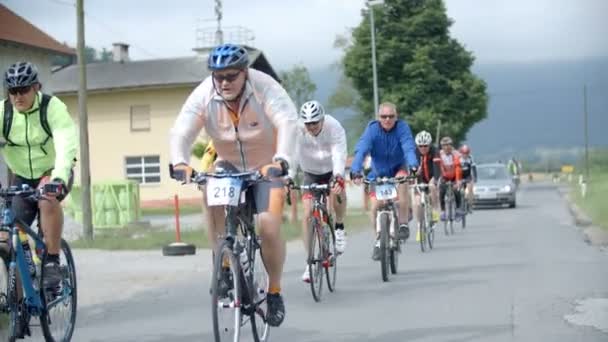 Ciclisti a cavallo di una maratona ciclistica in Slovenia — Video Stock