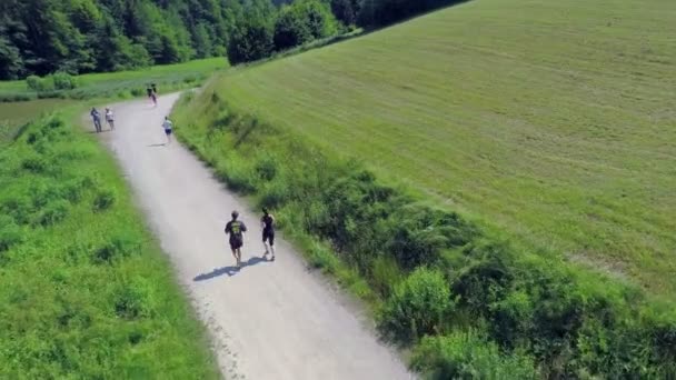 Menschen joggen zusammen und gehen vorbei — Stockvideo