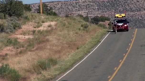 Radfahrer rast auf Radweg — Stockvideo