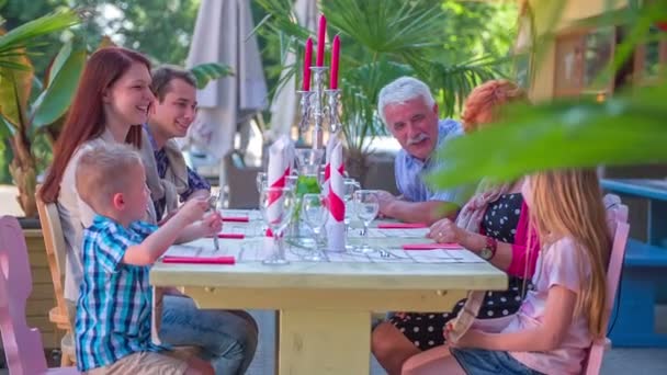 Déjeuner en famille dans un restaurant — Video