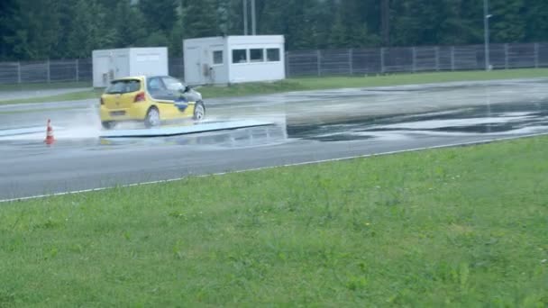 Passeios de carro na pista de corrida — Vídeo de Stock