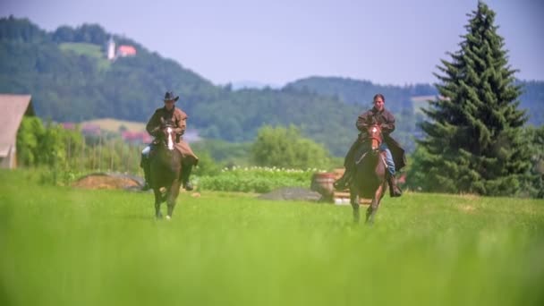 Два человека на лошадях — стоковое видео