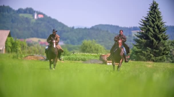 Deux personnes à cheval — Video